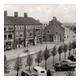 Raadhuisplein ± 1960. Links de eerste gezamelijke winkels